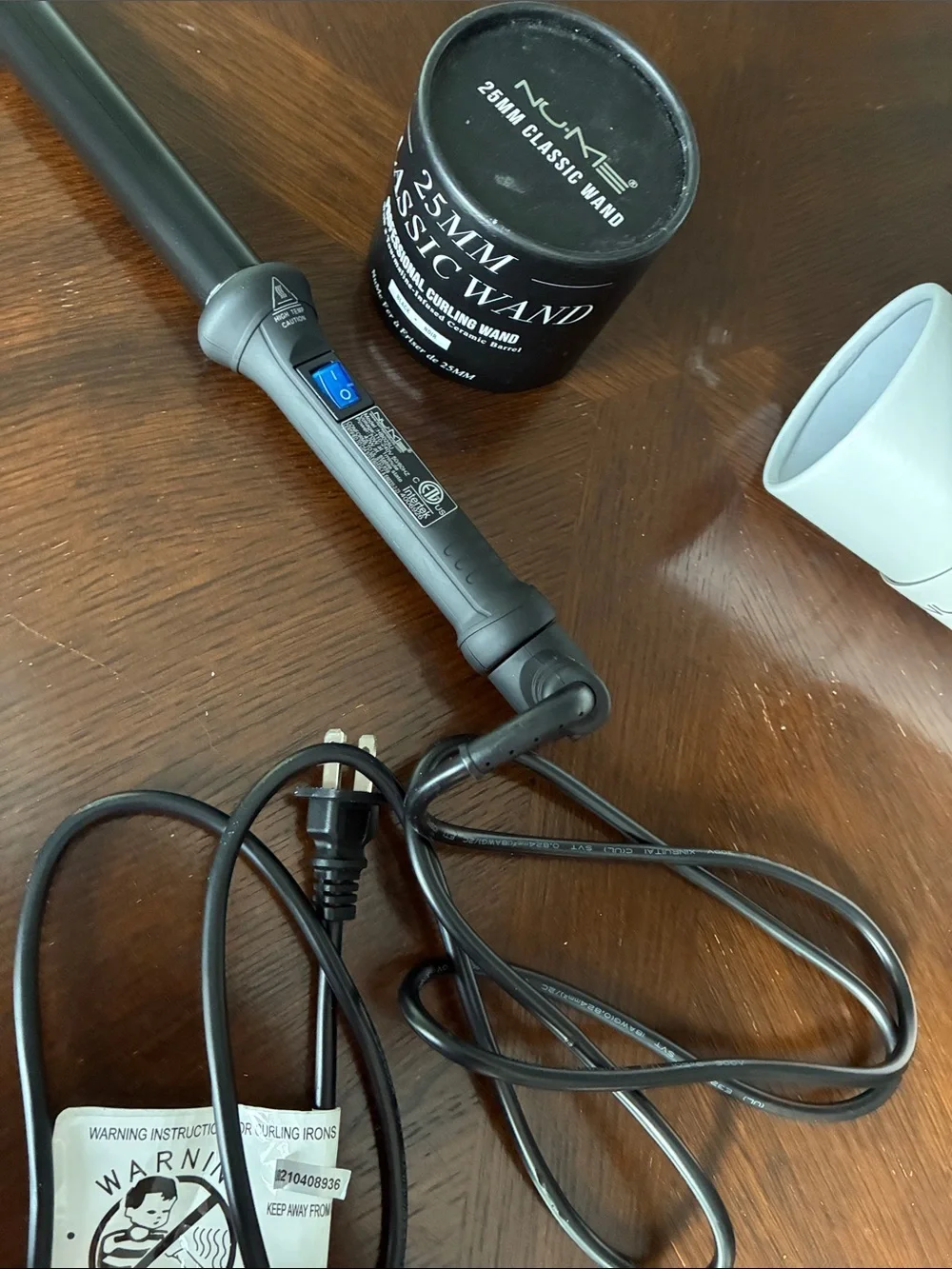 NuMe 25mm Classic Curling Wand in Black with glove